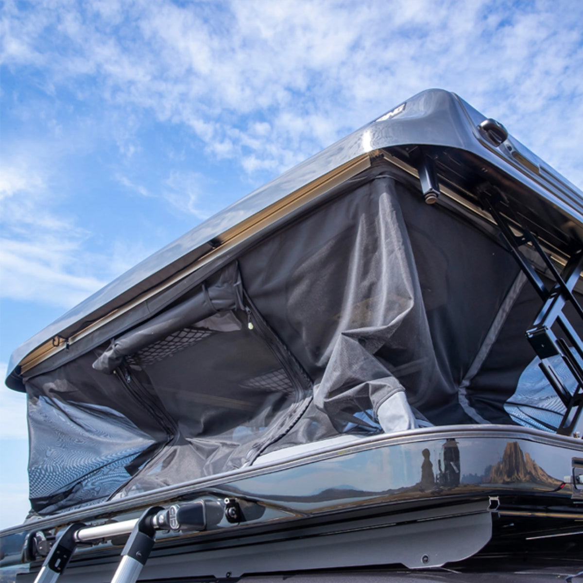 Roof tent folding down automatically