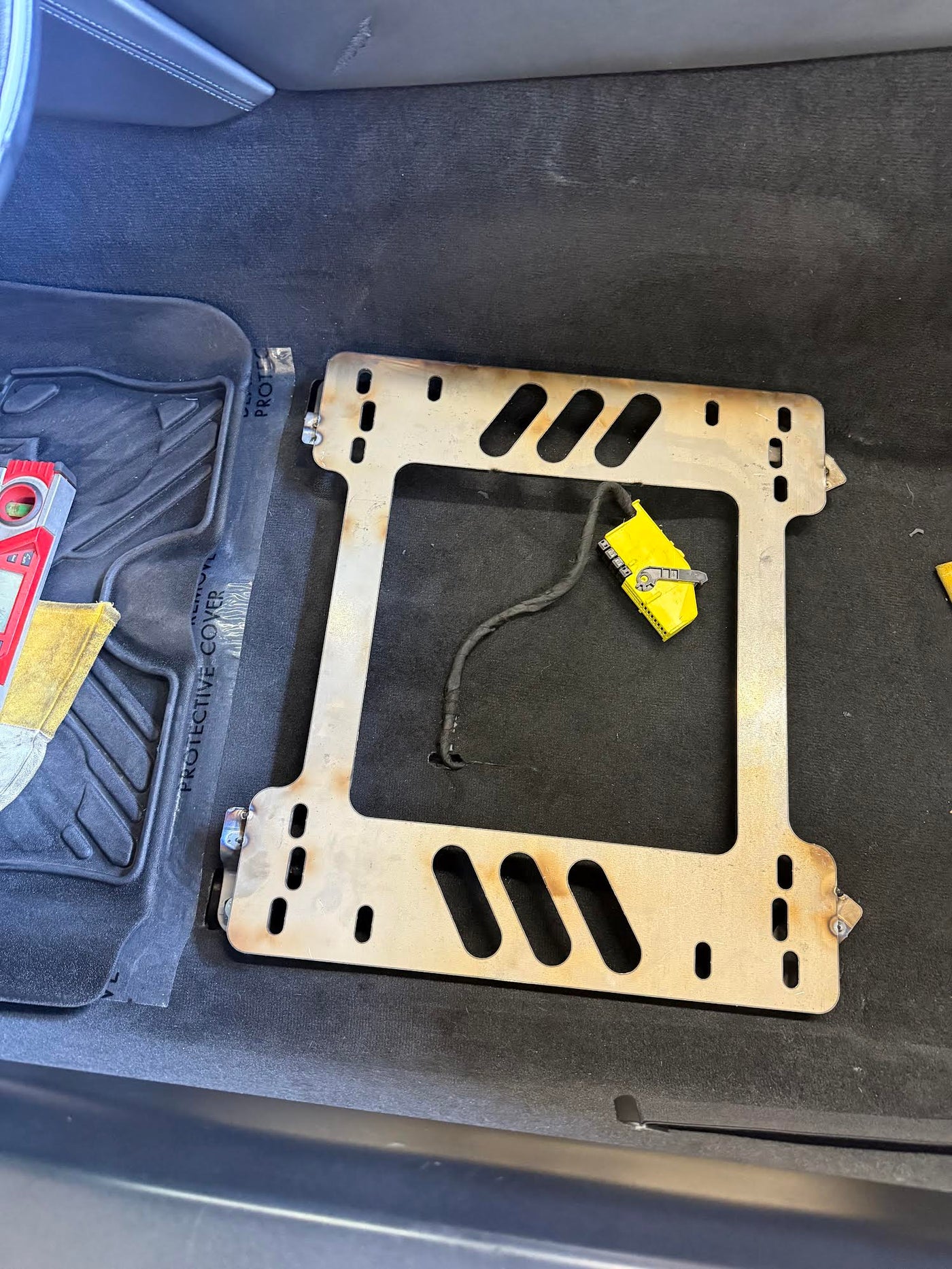 Planted Seat Bracket - BMW i8 (2014-2020) - Left side - image 2 of 3