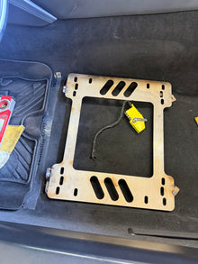 Planted Seat Bracket - BMW i8 (2014-2020) - Left side - image 2 of 3
