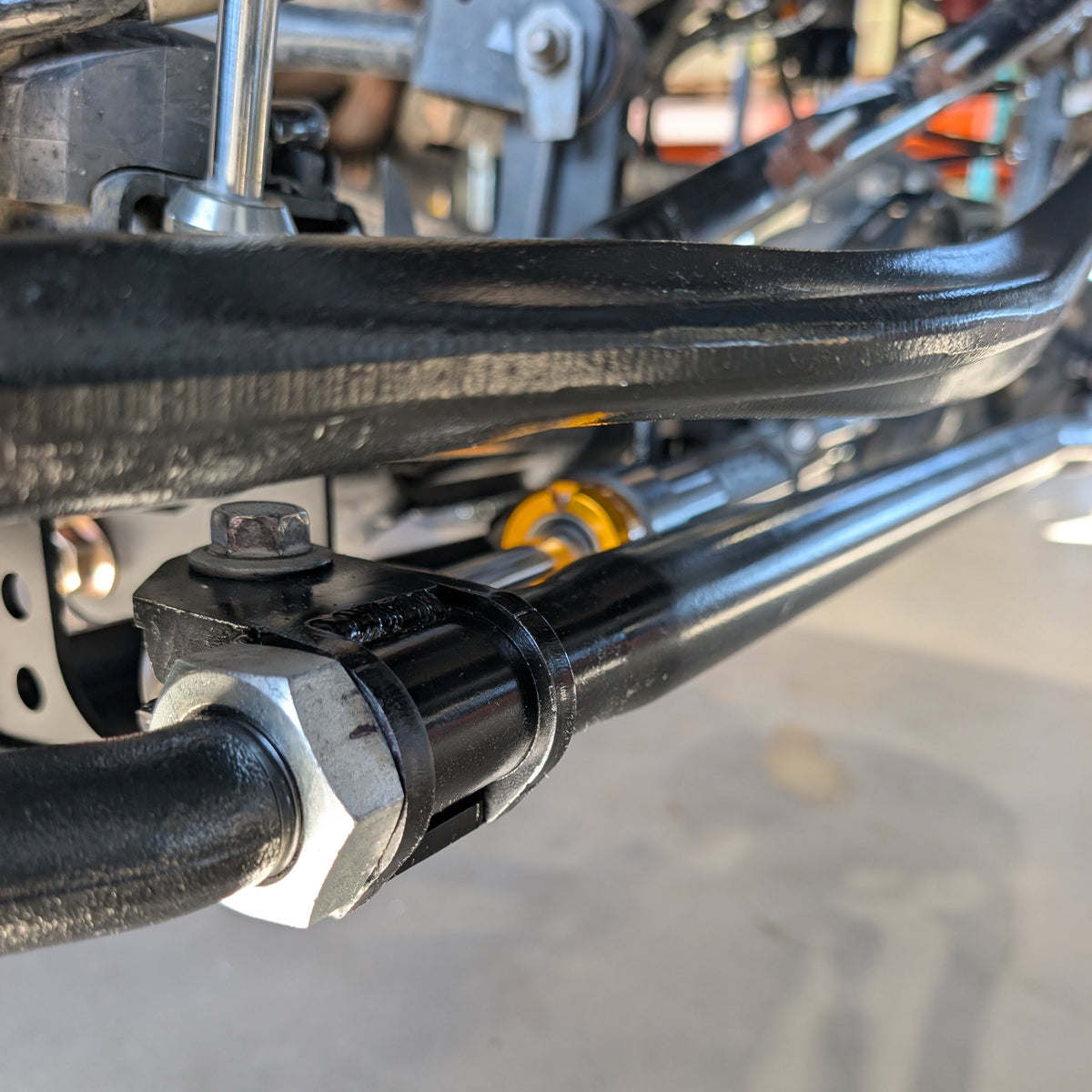 Rock Jock Currectlync tie rod fitted with the APEX Through Shaft Ram using the mounting bracket