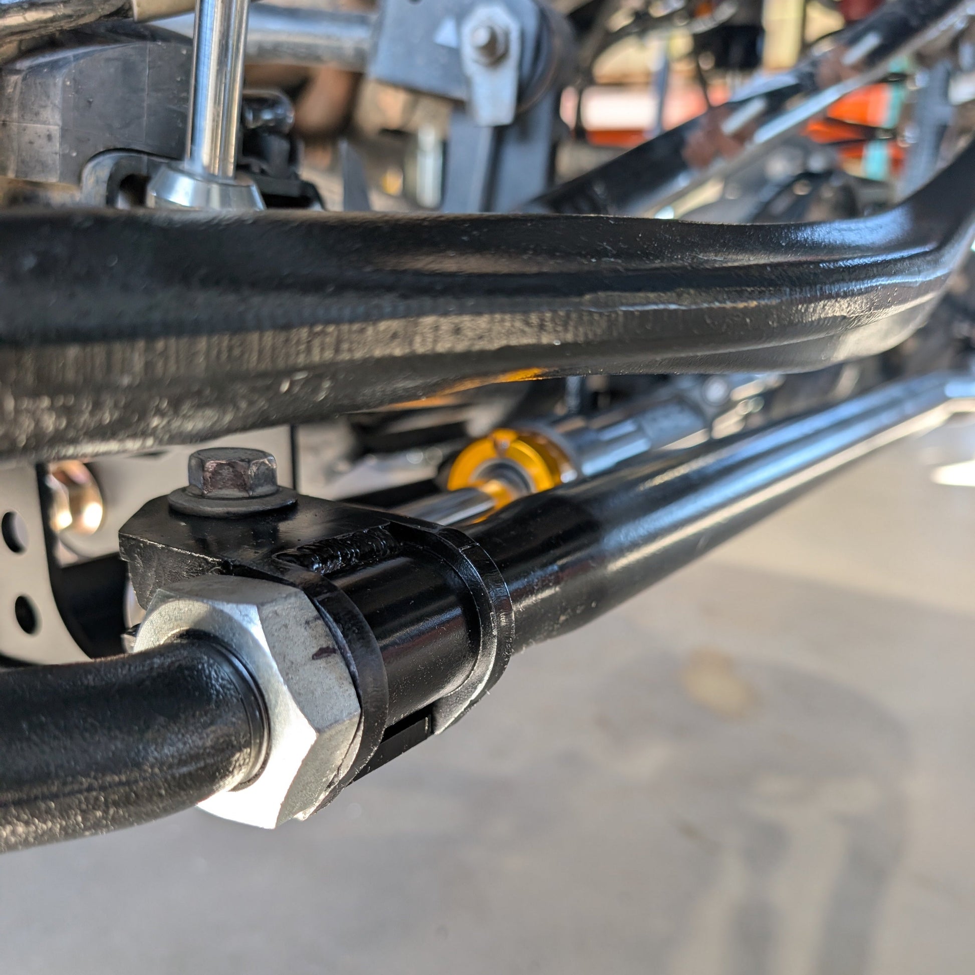 Rock Jock Currectlync tie rod fitted with the APEX Through Shaft Ram using the mounting bracket