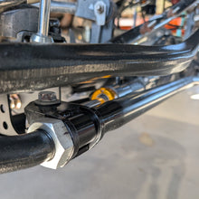 Rock Jock Currectlync tie rod fitted with the APEX Through Shaft Ram using the mounting bracket