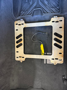 Planted Seat Bracket - BMW i8 (2014-2020) - Right side - image 3 of 3