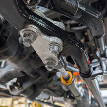 Steer Smarts Yeti XD tie rod fitted with the APEX Through Shaft Ram using the mounting bracket kit